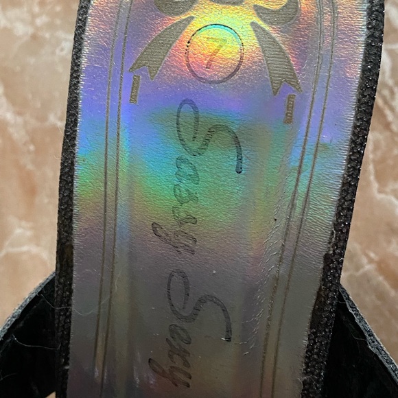 They are Sassy Sexy butterfly heels - Picture 3 of 9